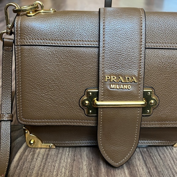 A218 - ๐ฏ % authentic Prada Cahier shoulder/crossbody bag - Picture 4 of 16